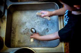 washing-dishes-1112077_1920